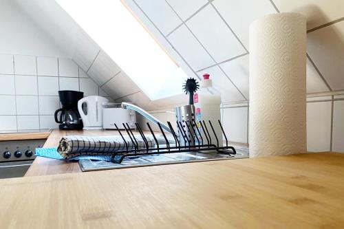 a kitchen counter with a drying rack on a counter top at Schönes 1 Zimmer Apartment mit Dachterrasse in Glauchau