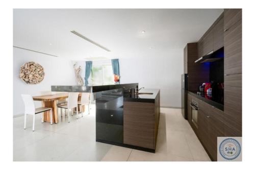 Una televisión o centro de entretenimiento en Panorama Samui Residences