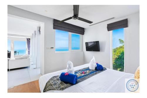 Una televisión o centro de entretenimiento en Panorama Samui Residences