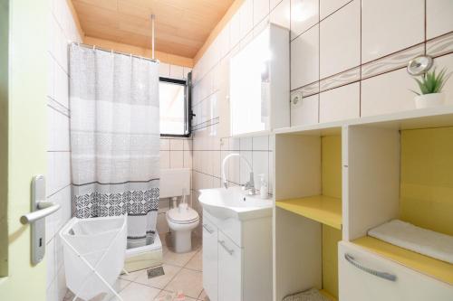 La salle de bains est pourvue de toilettes et d'un lavabo. dans l'établissement Villa Anita, à Vela Luka