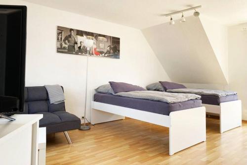 sala de estar con 2 camas y TV en Apartment mit Dachterrasse nahe Zwickau, en Glauchau