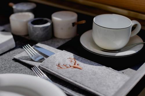 a table with a plate with a crab on it and a cup at Polreich Bed&Breakfast in Hallstatt