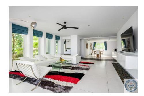 Una televisión o centro de entretenimiento en Panorama Samui Residences