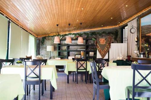 A restaurant or other place to eat at Casa de Santa Ana da Beira