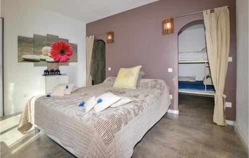 een slaapkamer met een groot bed en handdoeken bij Beautiful Home In Petreto Bicchisano With Heated Swimming Pool in Petreto-Bicchisano