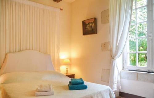 une chambre avec un lit avec deux serviettes dessus dans l'établissement Holiday Home Luche Pringe O-925, au Lude