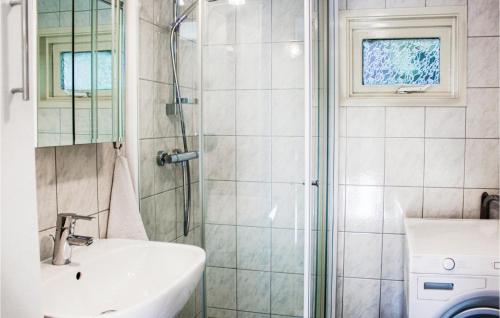 een badkamer met een douche en een wastafel bij Chalet 115 in Hattemerbroek