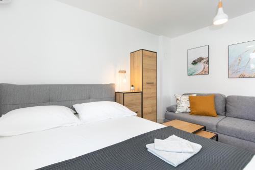 sypialnia z łóżkiem i kanapą w obiekcie Sea Point Villa Ivan w mieście Kornić