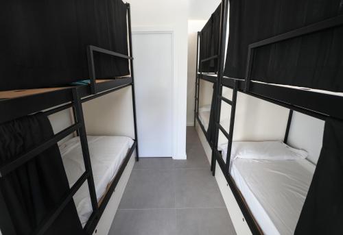 Palanda nebo palandy na pokoji v ubytování Hostel MYD La Latina