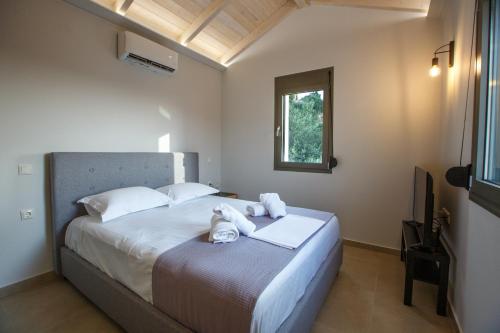 Postel nebo postele na pokoji v ubytování Théa boutique villas sivota I