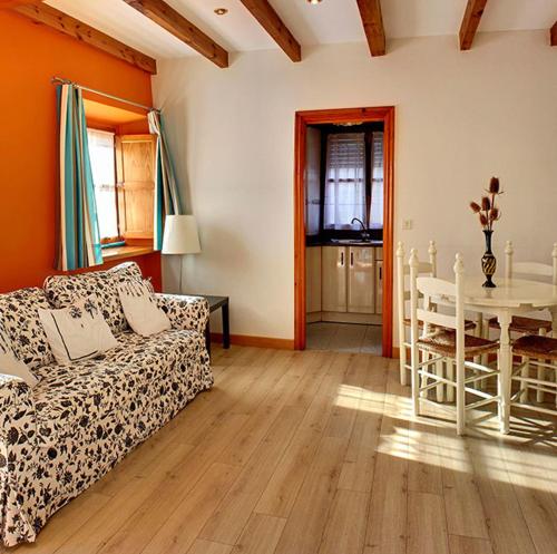 a living room with a couch and a table at Casa Anhelo El Candíl in Puebla de Lillo