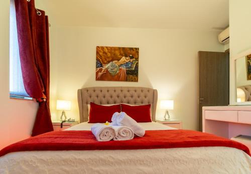 Una cama o camas en una habitación de Mesogios House Suites