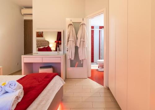 Una cama o camas en una habitación de Mesogios House Suites