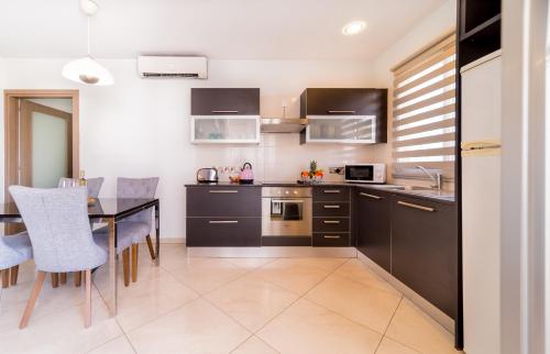 Una cocina o cocineta en Mesogios House Suites