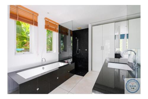 Una cocina o zona de cocina en Panorama Samui Residences