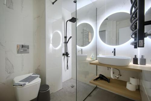 Bathroom sa Majestic Flat with Huge Terrace in the City Center