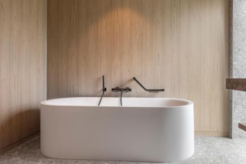 Bilik mandi di Van der Valk Hotel Deventer