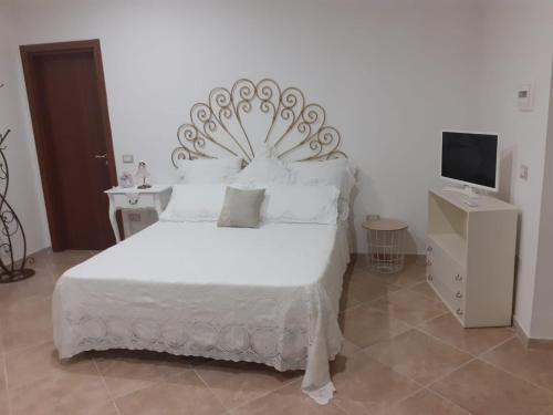 坎帕尼亞的住宿－Casa Vacanze San Paolo，卧室配有白色的床和电视。