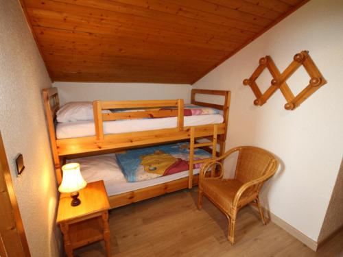 1 Schlafzimmer mit 2 Etagenbetten, einem Tisch und einer Lampe in der Unterkunft Appartement Les Saisies, 3 pièces, 8 personnes - FR-1-293-58 in Les Saisies