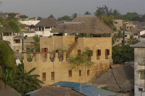 Bangunan di mana terletaknya rumah tamu ini