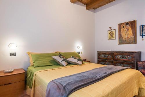 a bedroom with a bed with two pillows on it at Appartamento Albachiara 2 in Ossana