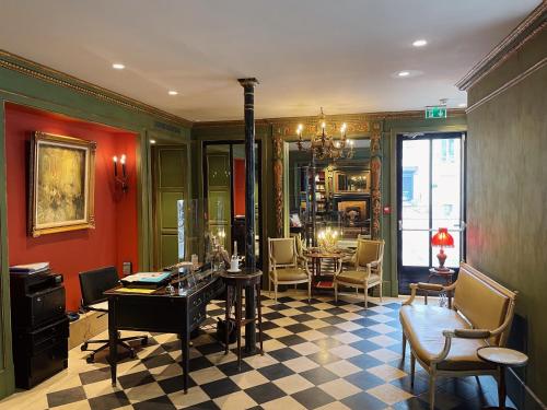 a room with a table and chairs and a dining room at Hôtel du Vieux Marais in Paris