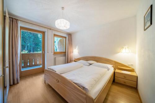 Un dormitorio con una cama grande y una ventana en Ferienhaus Maria Edelweiss, en Pfelders