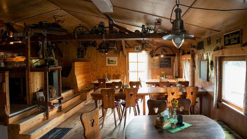 uma sala de jantar com mesas e cadeiras de madeira em "Ottendorfer Hütte" - Bergwirtschaft em Kirnitzschtal