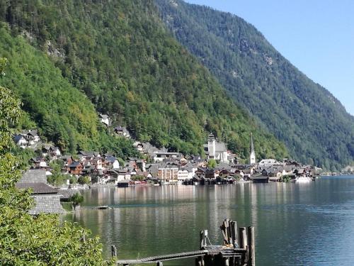 une petite ville au bord d'un lac dans l'établissement Boutiquehotel Strand Hallstatt - Adults only, à Hallstatt