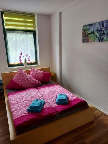 ein Schlafzimmer mit einem Bett mit zwei Handtüchern darauf in der Unterkunft Ferienwohnung Eddi in Reichenbach im Vogtland