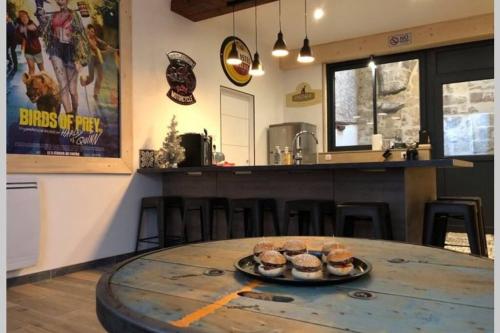 d'une table avec un plateau de petits gâteaux. dans l'établissement Laon : Suite privée au pied de la cathédrale, à Laon