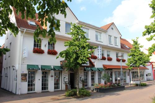 クロッペンブルクにあるHotel Schlömerの白い建物