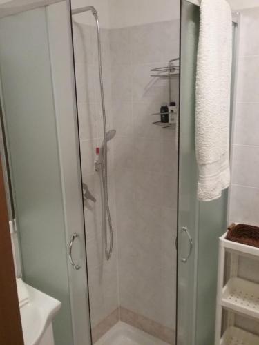 y baño con ducha y puerta de cristal. en LA TAVERNETTA DEL RICCIO, en Rota d'Imagna