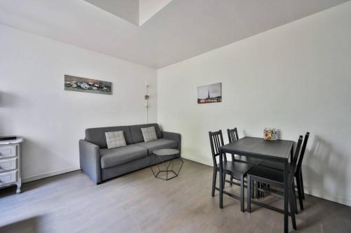 un salon avec un canapé et une table dans l'établissement Studio 4P Calme/Full Equipped/Charonne/PereLachese, à Paris