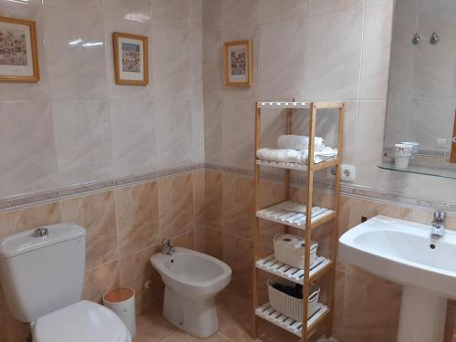 Un baño con un inodoro blanco y un lavabo. en Primavera Sunshine, en Albir
