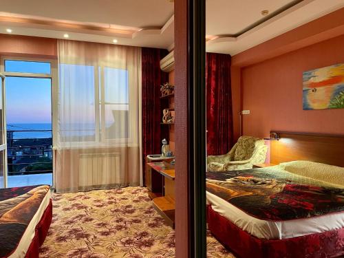 ソチにあるLedis Guest Houseのベッドとバルコニー付きのホテルルーム
