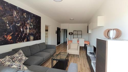 5 min to the Beach Holiday Shared Apartment - private ROOM in 3 bdr Apt