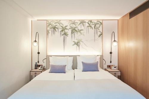 Postel nebo postele na pokoji v ubytování Storchen Zürich - Lifestyle Boutique Hotel