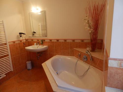 een badkamer met een bad en een wastafel bij Landhaus am Bach in Übelbach
