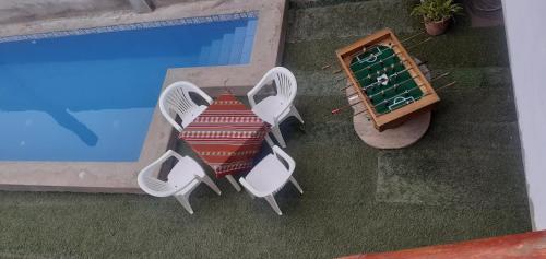 eine Aussicht über einen Tisch und Stühle neben einem Pool in der Unterkunft Olas inn in Asia