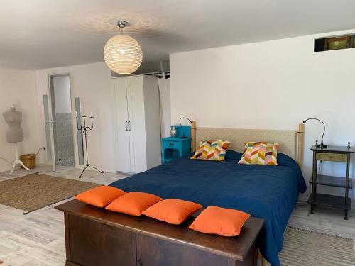 - une chambre avec un lit bleu et des oreillers orange dans l'établissement Countryside, à Füle
