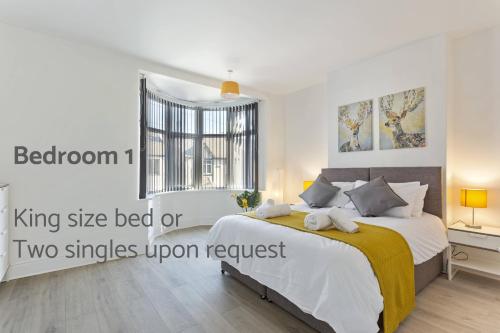 a bedroom with a king size bed or two singles upon request at Jasmine Villa A - Ideal for QMC & Uni - Free parking in Nottingham