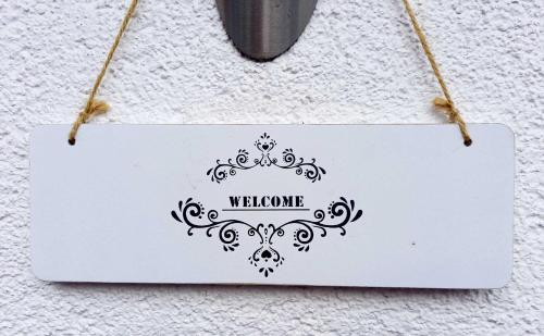 a sign that says welcome hanging on a wall at Muemling Apartment 2 in Erbach