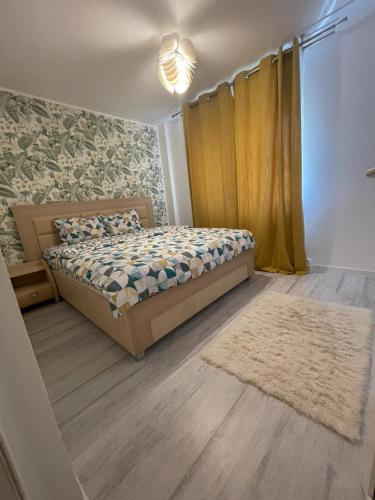 een slaapkamer met een bed en een tapijt bij Luxury House Medusa in Piteşti