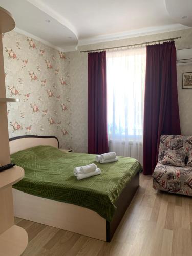 a bedroom with a bed with two towels on it at Viktoria in Karolino-Buhaz