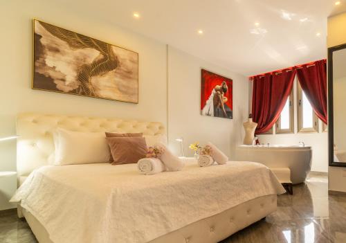 Una cama o camas en una habitación de Mesogios House Suites