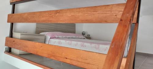 ein Schlafzimmer mit einem Etagenbett in einem Zimmer in der Unterkunft la lavanda 2 in Sapri