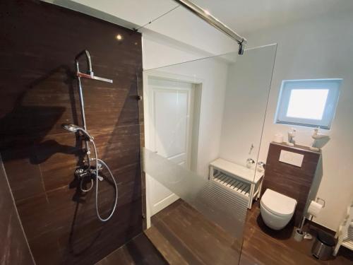 uma casa de banho com um chuveiro, um WC e um lavatório. em Haus Lavendel em Vinningen