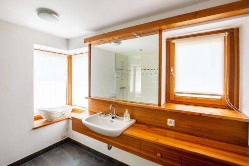 een badkamer met een wastafel en een spiegel bij Quiet, spacious house near the center (5 min) in Balatonalmádi