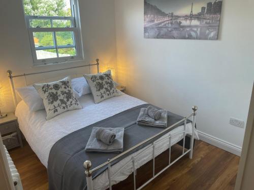 um quarto com uma cama com duas toalhas em 17 Eastgate em Cowbridge